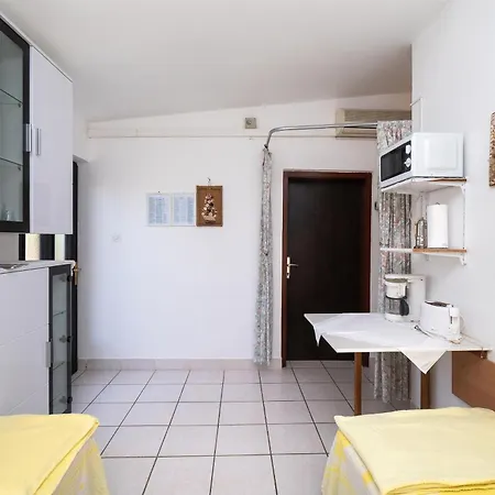 Stefani Apartment Vir